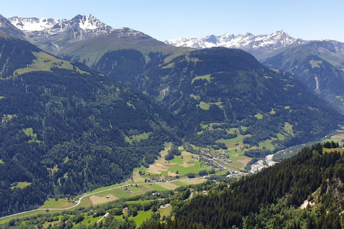 Das Foto zeigt die èbersicht von Grep da Plaids in Richtung Trun Das Foto zeigt die èbersicht von Grep da Plaids in Richtung Trun