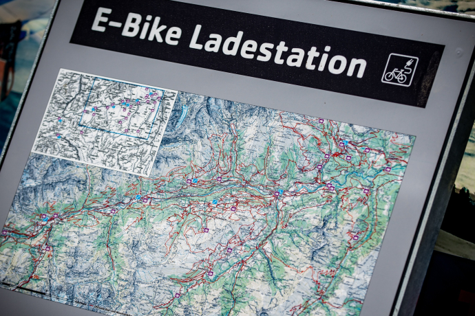 Das Foto zeigt die Infotafel für die E-Bike Ladestationen Das Foto zeigt die Infotafel für die E-Bike Ladestationen