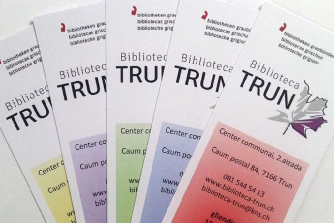 Das Foto zeigt Flyers der Bibliothek in Trun Das Foto zeigt Flyers der Bibliothek in Trun