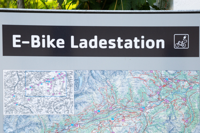 Nahaufnahme der e-bike Ladestation in Waltensburg. Nahaufnahme der e-bike Ladestation in Waltensburg.