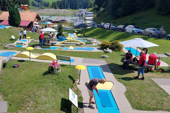 Das Foto zeigt die Minigolfanlage mit vielen Besuchern. Das Foto zeigt die Minigolfanlage mit vielen Besuchern.