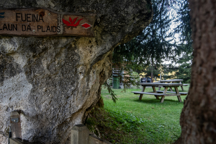 Schild bei der Grillstelle plaun da plaids Schild bei der Grillstelle plaun da plaids